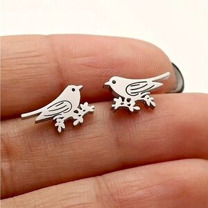 ⚜️3 for $30⚜️ Adorable Bird Stud Earrings (Stainless Steel, Silver Tone) 🕊️